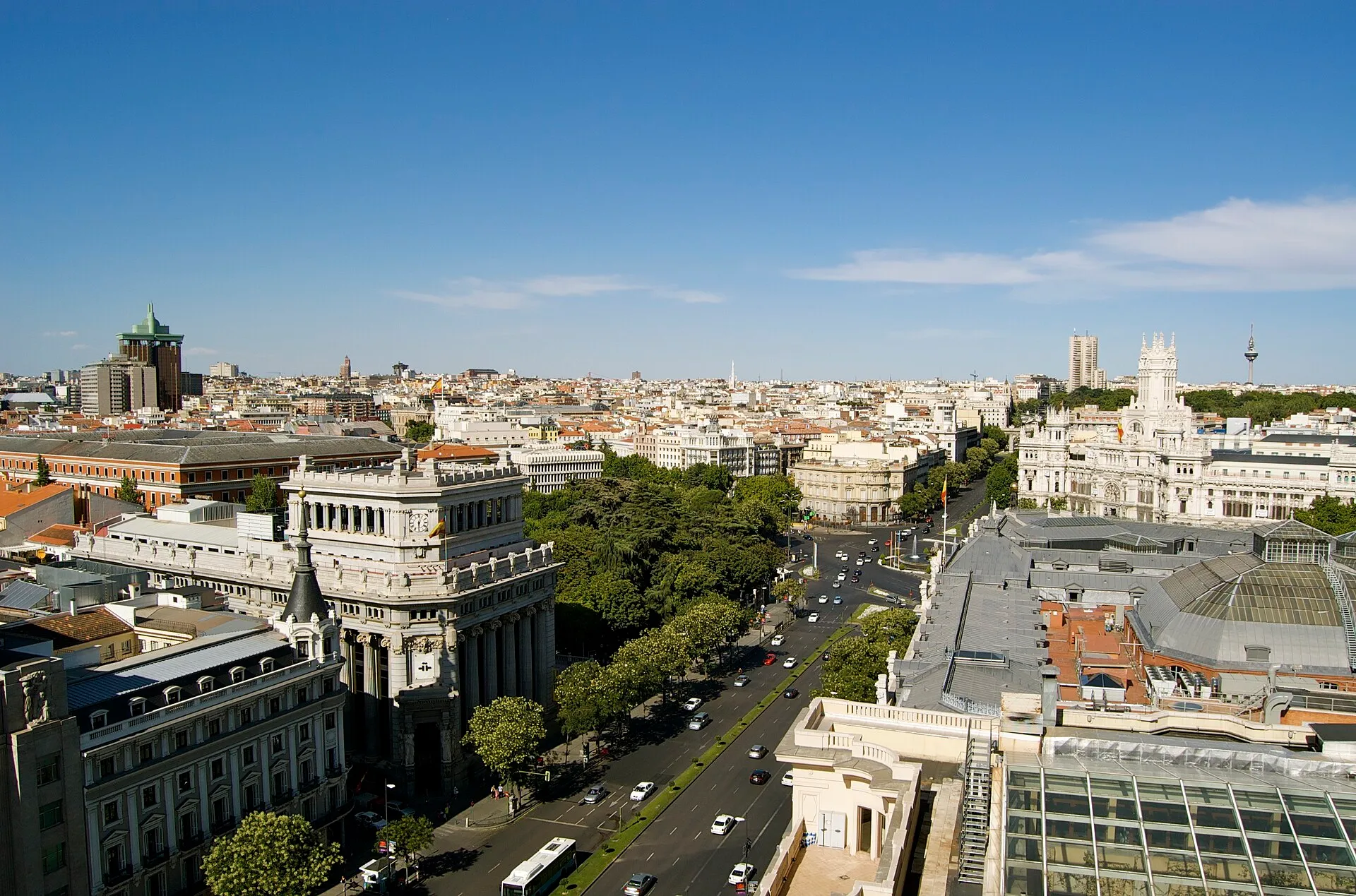 La calle de Alcalá vista desde lo alto, con los tejados de la ciudad al fondo