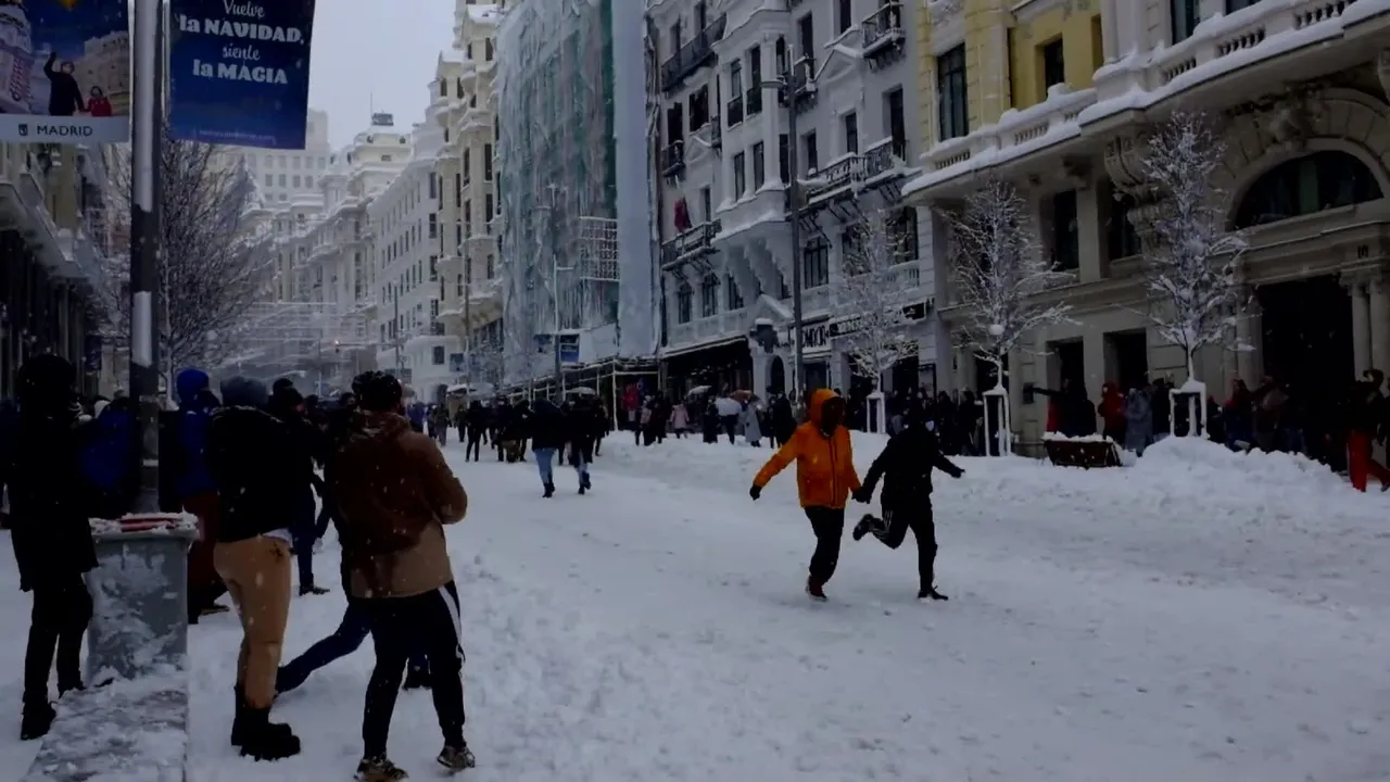 Gente caminando por la Gran Vía nevada