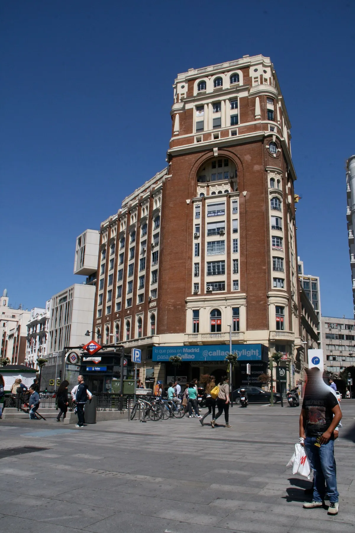 El edificio del Palacio de la Prensa, de ladrillo, en la plaza de Callao