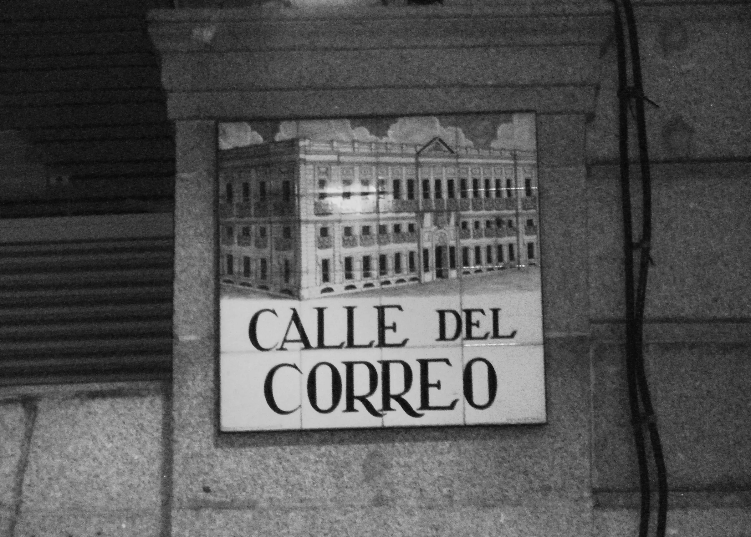 Placa de azulejos de la calle del Correo